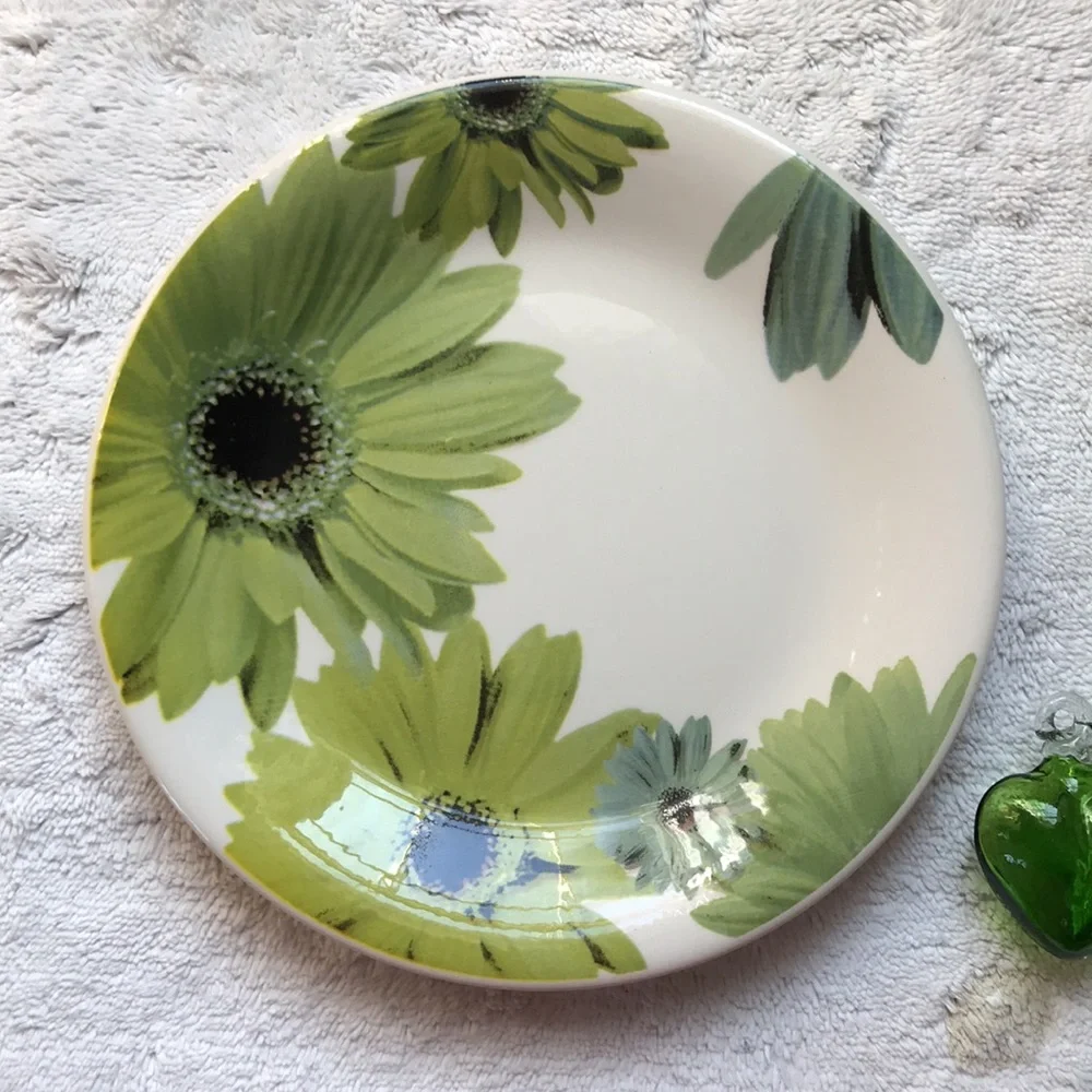 Crate & Barrel Gerber Daisy Buffet Plate made in Italy shades of green